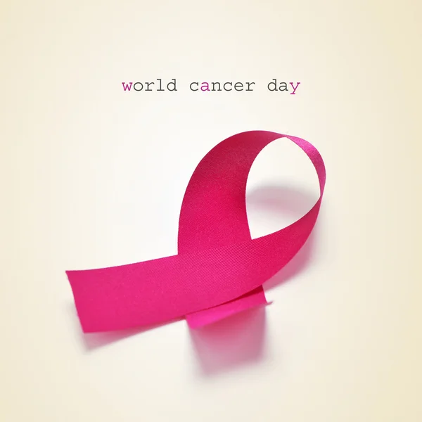 Różowe wstążki i tekst świata dzień walki z rakiem — Zdjęcie stockowe