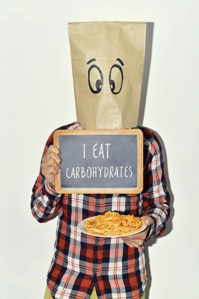 Hombre con pizarra con texto como carbohidratos — Foto de Stock