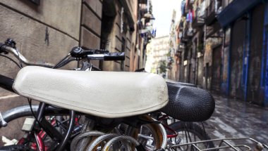 eski şehir Barcelona, İspanya bir sokakta kilitli Bisiklet