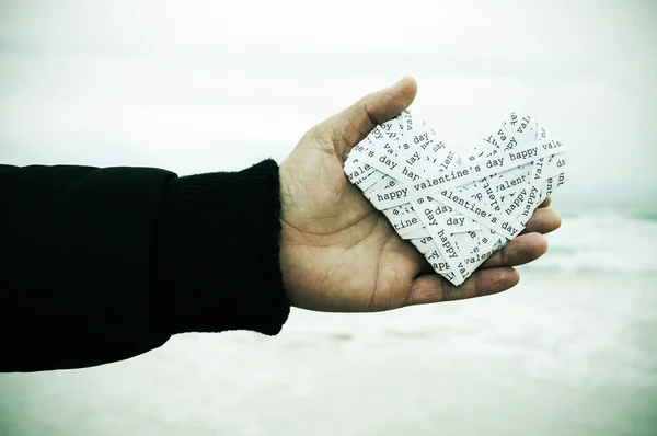 Coeur fait avec des bandes de papier avec le texte joyeuse Saint Valentin — Photo