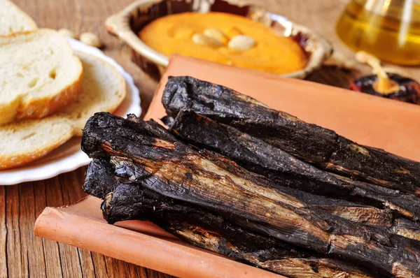 Cachorros a la parrilla, cebollas dulces y salsa romesco — Foto de Stock