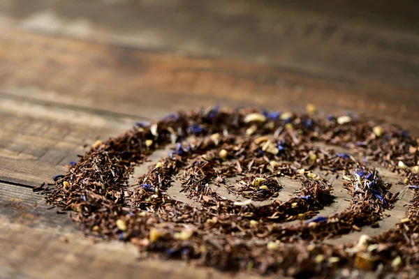 Rooibos ผสมกับดอกไม้ผลไม้แห้งและสมุนไพร — ภาพถ่ายสต็อก