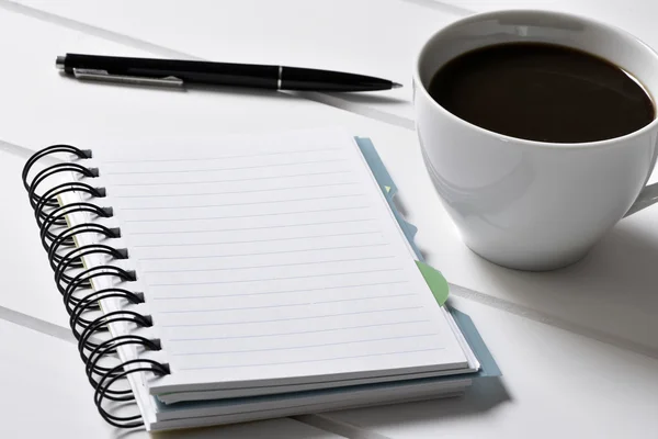 Libreta en blanco, pluma y taza de café —  Fotos de Stock