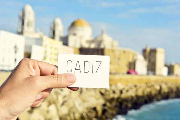 Mann zeigt ein Schild mit dem Wort cadiz, in cadiz, Spanien — Stockfoto