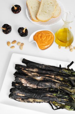Mangalda calcots ve tatlı soğan romesco sos