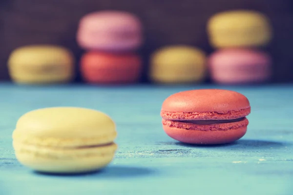 Macarons na powierzchnię rustykalne niebieski — Zdjęcie stockowe