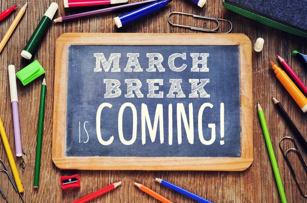 The text march break is coming written in a chalkboard — Stock Photo, Image