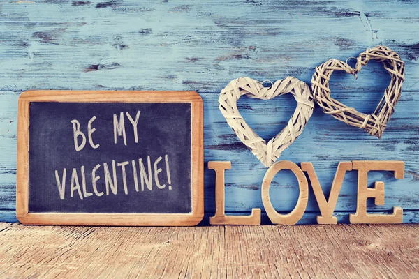 Hjärtan, ordet kärlek och texten bli min valentine — Stockfoto