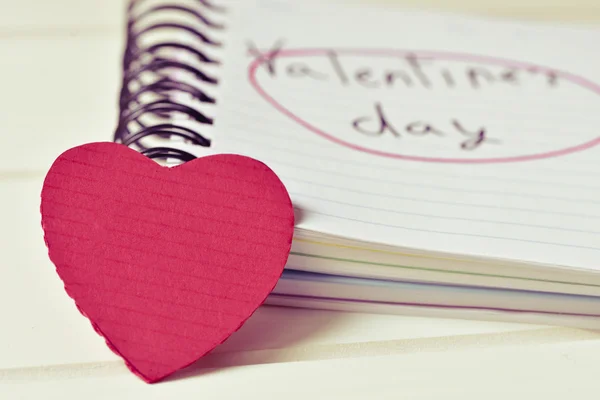 Corazón rojo y el día de San Valentín texto en un cuaderno — Foto de Stock