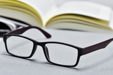 Gözlük ve açık kitap