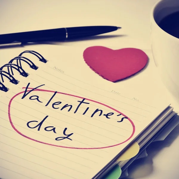 Café y texto día de San Valentín en un cuaderno — Foto de Stock