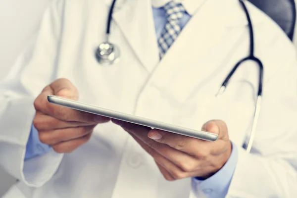 Medico che utilizza un computer tablet — Foto Stock