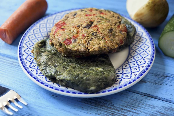 Vegetariánské burgery na stůl rustikální modrá — Stock fotografie