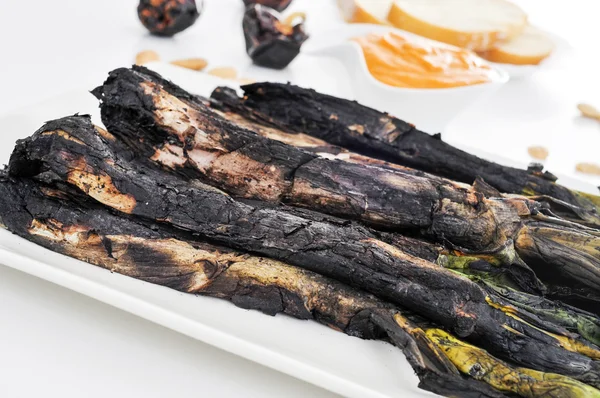 Geroosterd calcots, zoete uien en romesco saus — Stockfoto