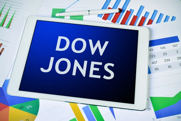 Графики и планшетный компьютер с текстом Dow Jones — стоковое фото