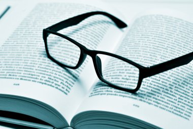 Çift ton içinde açık bir kitap gözlük