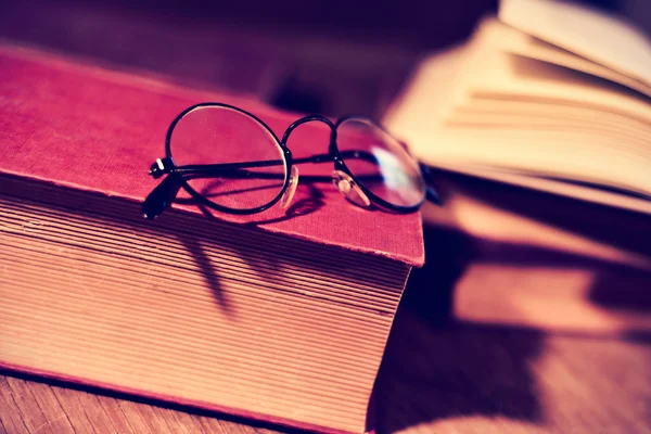 Eski gözlük ve kitaplar — Stok fotoğraf