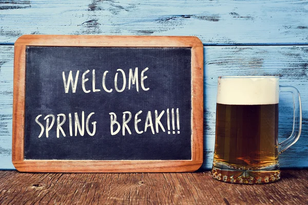 Beer and chalkboard with the text welcome spring break — Stock Photo, Image