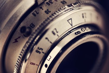 Eski bir kameranın lensi