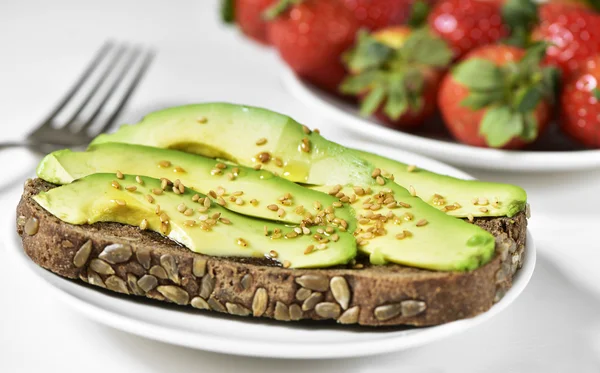 Avocado toast and strawberries — Stock Photo, Image