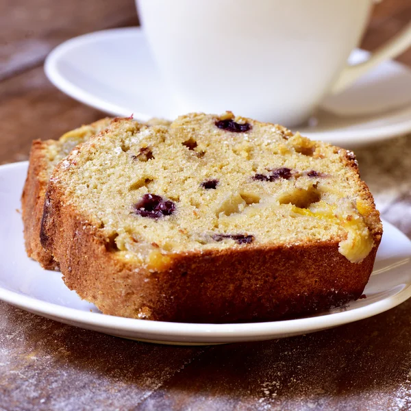 フルーツ ケーキとコーヒーまたは紅茶 — ストック写真