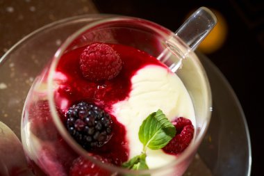 lezzetli tatlı veya taze meyveler yapılan dondurma