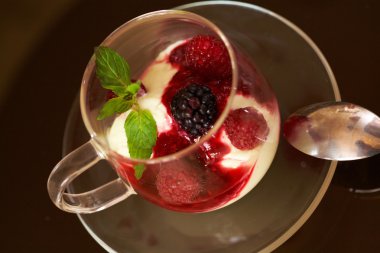 lezzetli tatlı veya taze meyveler yapılan dondurma