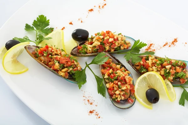 Mexilhões frescos com salada de alho frito e pepino — Fotografia de Stock