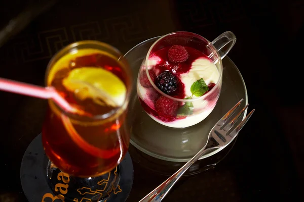 Glass of ice tea with lemon cold — Stock Photo, Image