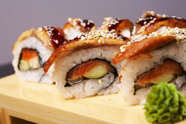 Gerookte paling rollen unagi gemaakt van verse rauwe zalm — Stockfoto