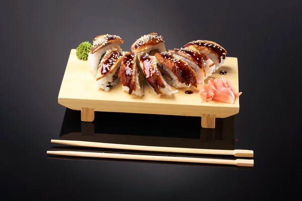 Yılan balığı rulo unagi yapılan taze Çiğ somon füme