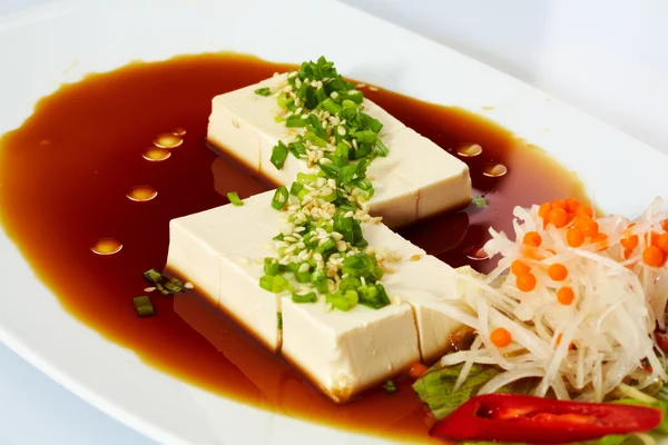 Japanischer Tofu weich kalt mit Sauce in einem Gericht lizenzfreie Stockfotos