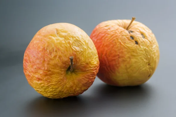 Two old apples — Stock Photo, Image