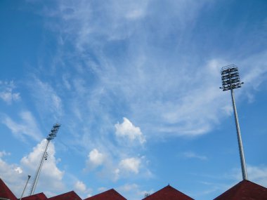 Flloodlights ve bulutlu gökyüzü