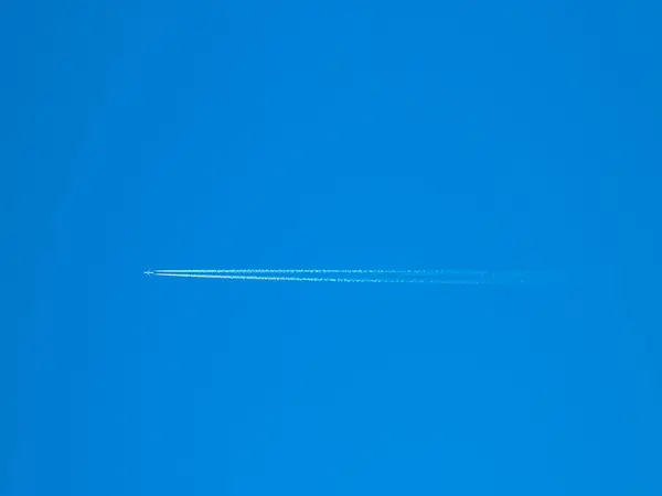 Conrails no céu azul — Fotografia de Stock