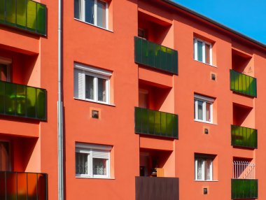 Balkonlu renkli ev