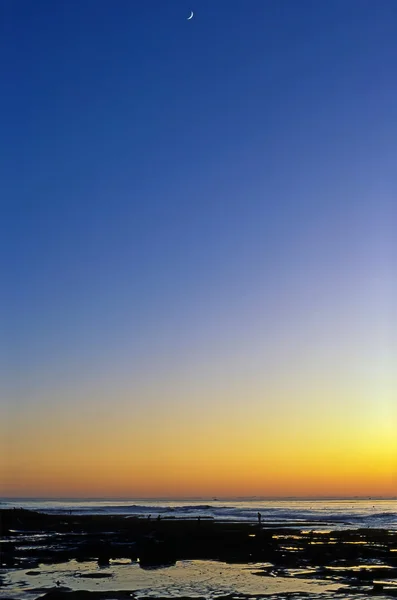 Sonnenuntergang mit Mond — Stockfoto