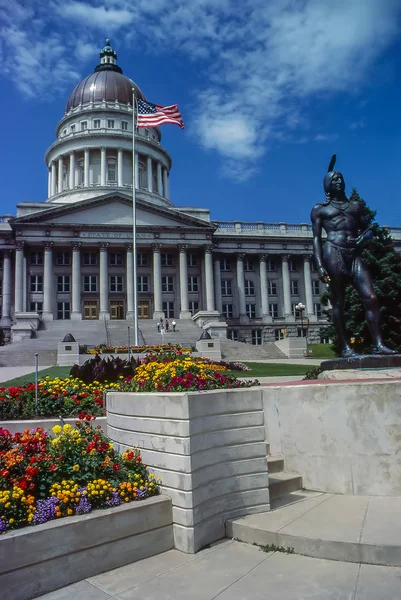 State Capitol with sculpture in Utah — Stock Photo, Image