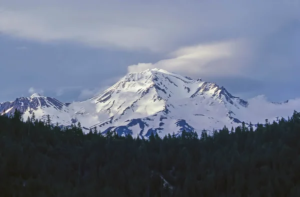 カリフォルニア州のシャスタ山 — ストック写真