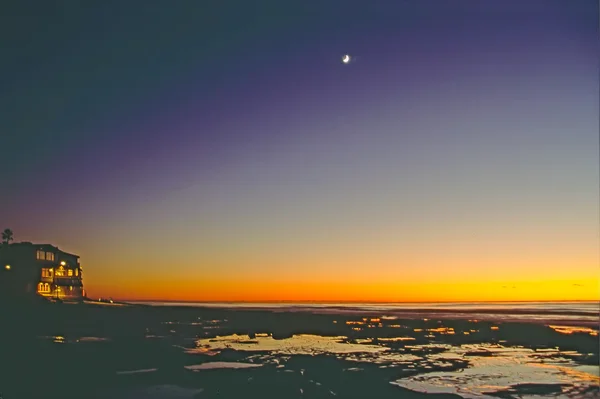 Закат с луной на побережье Калифорнии — стоковое фото