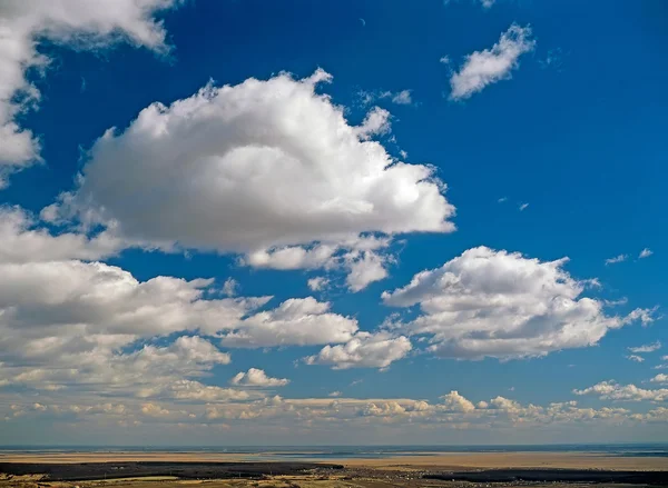 Blå himmel med moln — Stockfoto
