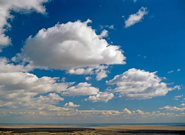 Céu azul com nuvens — Fotografia de Stock