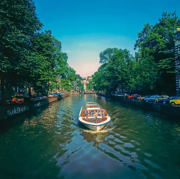 Barco en Amsterdam, Países Bajos — Foto de Stock