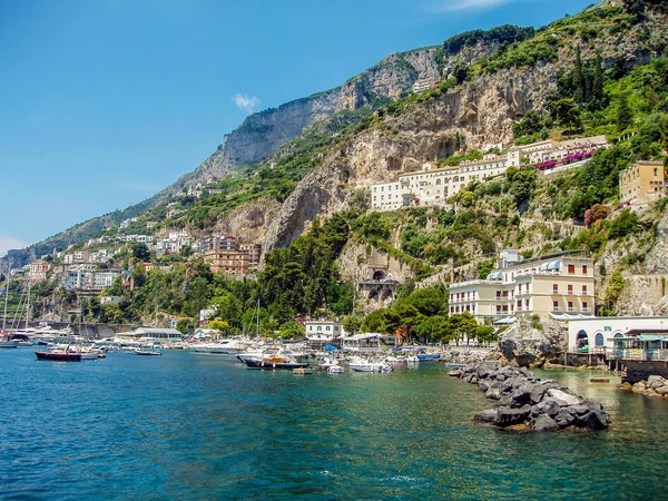 Amalfi na wybrzeżu z portu — Zdjęcie stockowe