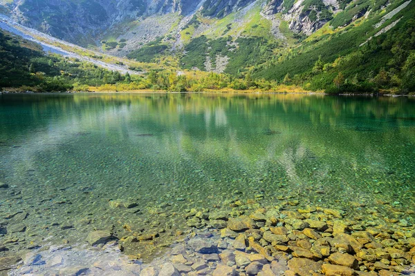 Зеленое озеро в Высоких Татрах — стоковое фото