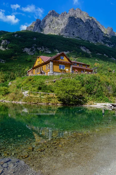 Lago Verde en las altas montañas de Tatra — Foto de Stock