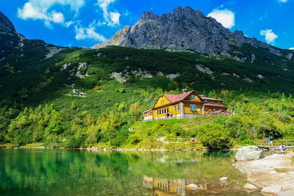 Πράσινη λίμνη στο High Tatra βουνό — Φωτογραφία Αρχείου