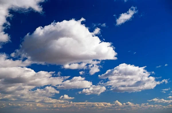 Céu Azul Com Nuvens — Fotografia de Stock