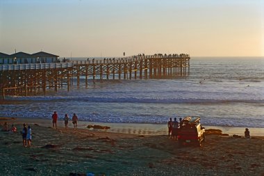 Gün batımında insanlarla plaj