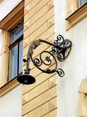 Eski model sokak lambası evin yan tarafında.